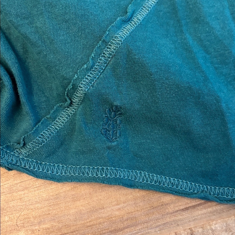Teal long-sleeve crop top with a front twist detail. - Picture 4 of 4